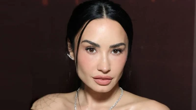 demi lovato shows off sparkling diamant outline nails ahead of nye